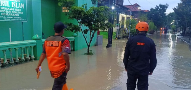 ratusan-kk-terdampak-banjir-usai-tanggul-semarang-jebol