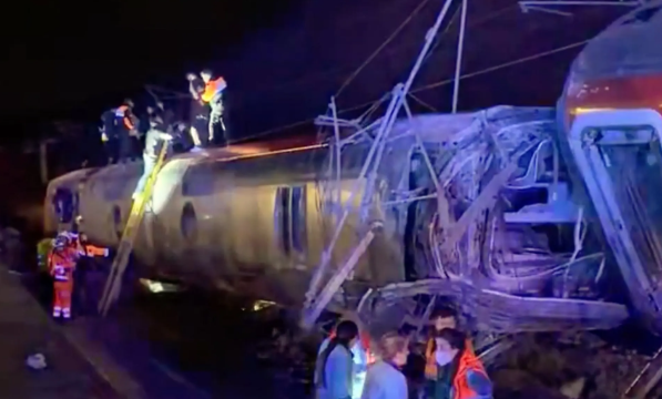 sebuah-kereta-menabrak-dinding-di-daerah-spanyol