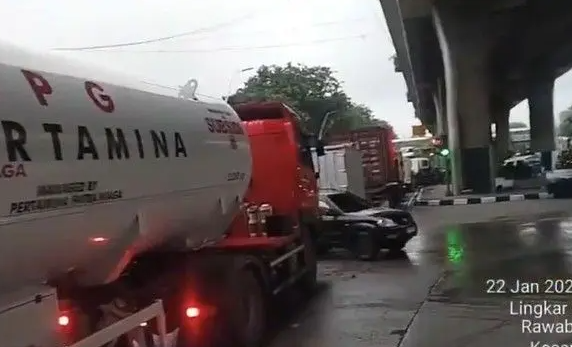 kemacetan-besar-mengular-di-jalan-yos-sudarso-jakut