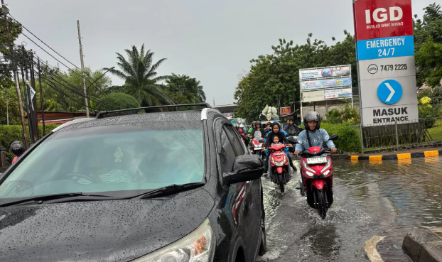 hujan-deras-membuat-akses-kendaraan-ke-bogor