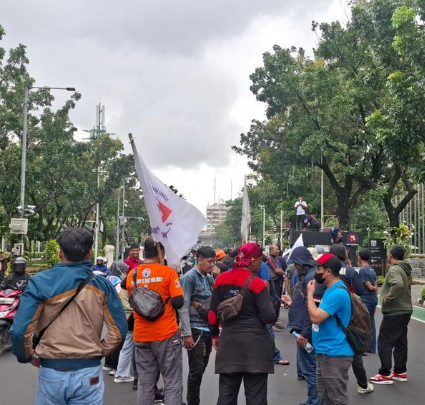 banyak-massa-buruh-demo-di-depan-balai-kota-dki